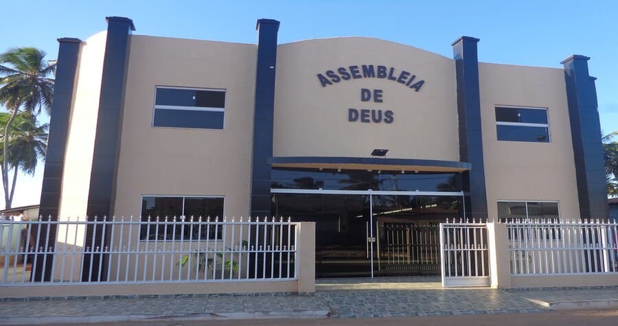 Versículos sobre a Igreja. Templo da Igreja Assembleia de Deus, uma grande construção com arquitetura imponente e design moderno.